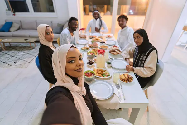 Traditionell Muslimsk Familj Fångar Glädjen Deras Gemensamma Iftar Måltid Den — Stockfoto
