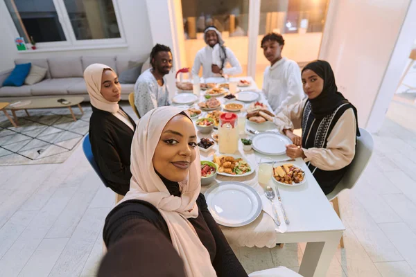 Une Famille Musulmane Traditionnelle Saisit Joie Leur Repas Iftar Partagé — Photo