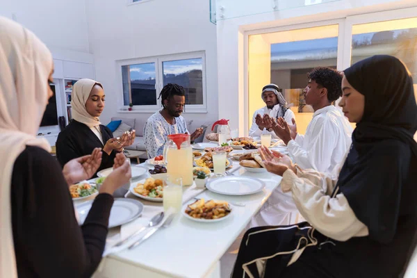 Posvátném Měsíci Ramadánu Různorodá Muslimská Rodina Spojuje Duchovní Jednotu Vroucně — Stock fotografie