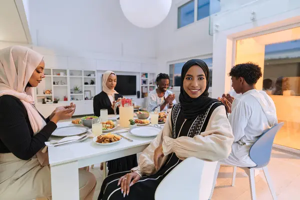 Kutsal Ramazan Ayında Farklı Müslüman Bir Aile Bir Araya Gelir — Stok fotoğraf