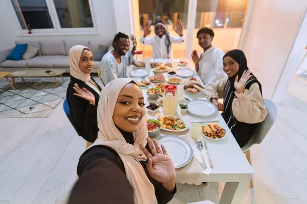 Egy Hagyományos Muszlim Család Ragadja Meg Közös Iftar Étkezés Örömét — Stock Fotó
