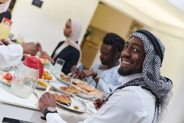 Une Famille Musulmane Traditionnelle Diversifiée Réunit Pour Partager Délicieux Repas — Photo