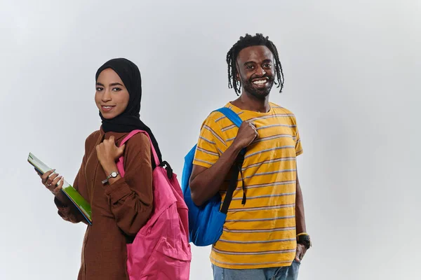 Vor Reinem Weißen Hintergrund Verwenden Zwei Studenten Ein Junger Afroamerikanischer — Stockfoto