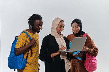Aralarında Afro-Amerikalı bir öğrenci ve iki tesettürlü kadının da bulunduğu bir grup öğrenci, kültürlerin ve geçmişlerin uyumlu bir karışımını sembolize ederek el değmemiş beyaz bir arkaplana karşı birleşiyorlar.