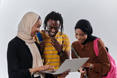 Aralarında Afro-Amerikalı bir öğrenci ve iki tesettürlü kadının da bulunduğu bir grup öğrenci, kültürlerin ve geçmişlerin uyumlu bir karışımını sembolize ederek el değmemiş beyaz bir arkaplana karşı birleşiyorlar.
