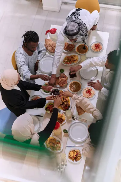 Top Zicht Diverse Handen Van Een Moslimfamilie Delicaat Grijpen Nieuwe — Stockfoto