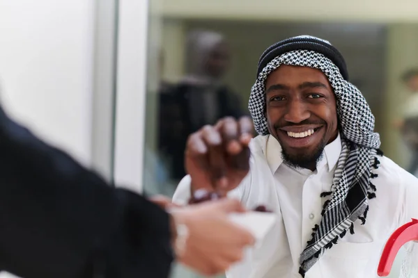 Afroamerikanisch Muslimischer Mann Nimmt Während Des Fastenmonats Ramadan Zart Datteln — Stockfoto
