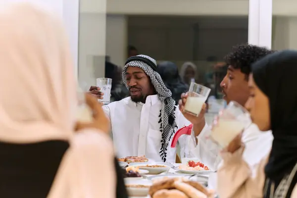 Een Traditionele Diverse Moslimfamilie Komt Samen Een Heerlijke Iftar Maaltijd — Stockfoto