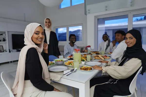 Mês Sagrado Ramadã Uma Família Muçulmana Reúne Alegremente Torno Uma — Fotografia de Stock