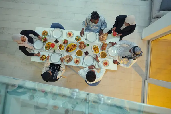 Müslüman Bir Ailenin Üst Görüşü Neşeyle Bir Masanın Etrafında Toplanıyor — Stok fotoğraf