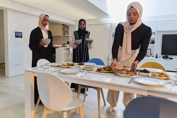 ラマダンの神聖なムスリム月の間に愛情を持ってイフタールのテーブルを準備するために 若いアラブ女性のグループが集まり 共同体の統一 文化的伝統 喜びの本質を体現します — ストック写真