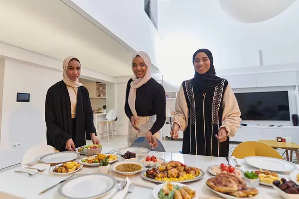 Gruppo Giovani Donne Arabe Riuniscono Preparare Amorevolmente Una Tavola Iftar — Foto Stock