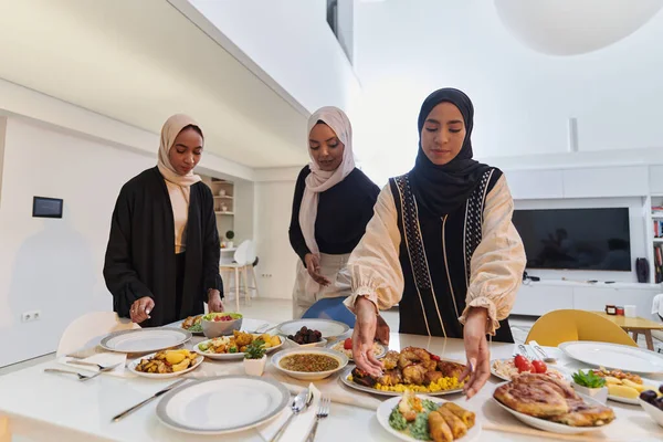 Grupo Jovens Árabes Reúnem Para Preparar Amorosamente Uma Mesa Iftar — Fotografia de Stock