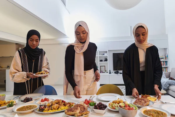 Grupo Jóvenes Árabes Reúnen Para Preparar Amorosamente Una Mesa Iftar — Foto de Stock