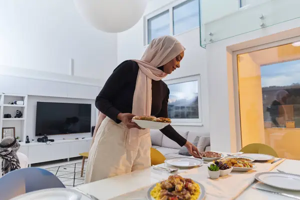 Ung Arabisk Kvinna Förbereder Graciöst Iftar För Sin Familj Skickligt — Stockfoto
