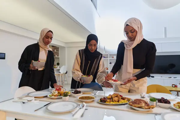Grupp Unga Arabiska Kvinnor Samlas För Att Kärleksfullt Förbereda Ett — Stockfoto