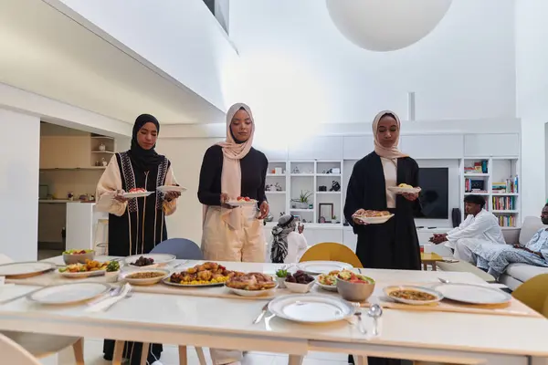 ラマダンの神聖なムスリム月の間に愛情を持ってイフタールのテーブルを準備するために 若いアラブ女性のグループが集まり 共同体の統一 文化的伝統 喜びの本質を体現します — ストック写真