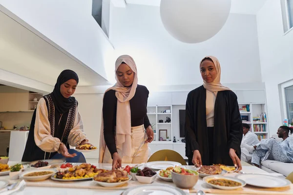 Grupo Jovens Árabes Reúnem Para Preparar Amorosamente Uma Mesa Iftar — Fotografia de Stock