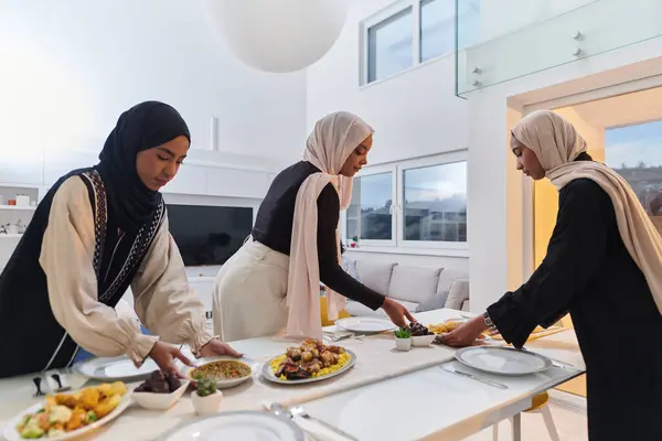 Groep Jonge Arabische Vrouwen Komen Samen Liefdevol Een Iftar Tafel — Stockfoto