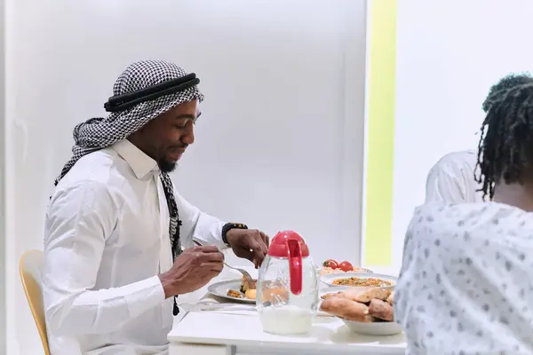 Una Famiglia Musulmana Tradizionale Diversificata Riunisce Condividere Delizioso Pasto Iftar — Foto Stock