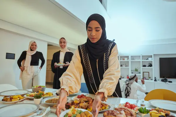 Bir Grup Genç Arap Kadın Kutsal Ramazan Ayı Boyunca Sevgi — Stok fotoğraf