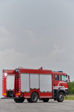 Bu büyüleyici sahnede, gelişmiş kurtarma teknolojisiyle donatılmış gelişmiş bir itfaiye aracı, müdahale etmeye ve hızlı bir şekilde karşılık vermeye hazır olan yetenekli itfaiye ekibiyle birlikte beklemektedir.