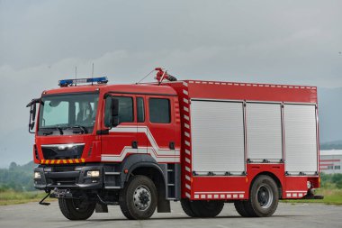 Bu büyüleyici sahnede, gelişmiş kurtarma teknolojisiyle donatılmış gelişmiş bir itfaiye aracı, müdahale etmeye ve hızlı bir şekilde karşılık vermeye hazır olan yetenekli itfaiye ekibiyle birlikte beklemektedir.