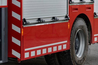 Bu büyüleyici sahnede, gelişmiş kurtarma teknolojisiyle donatılmış gelişmiş bir itfaiye aracı, müdahale etmeye ve hızlı bir şekilde karşılık vermeye hazır olan yetenekli itfaiye ekibiyle birlikte beklemektedir.