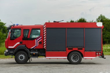 Bu büyüleyici sahnede, gelişmiş kurtarma teknolojisiyle donatılmış gelişmiş bir itfaiye aracı, müdahale etmeye ve hızlı bir şekilde karşılık vermeye hazır olan yetenekli itfaiye ekibiyle birlikte beklemektedir.