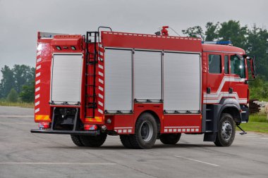 Bu büyüleyici sahnede, gelişmiş kurtarma teknolojisiyle donatılmış gelişmiş bir itfaiye aracı, müdahale etmeye ve hızlı bir şekilde karşılık vermeye hazır olan yetenekli itfaiye ekibiyle birlikte beklemektedir.