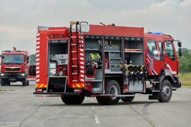 Bu büyüleyici sahnede, gelişmiş kurtarma teknolojisiyle donatılmış gelişmiş bir itfaiye aracı, müdahale etmeye ve hızlı bir şekilde karşılık vermeye hazır olan yetenekli itfaiye ekibiyle birlikte beklemektedir.