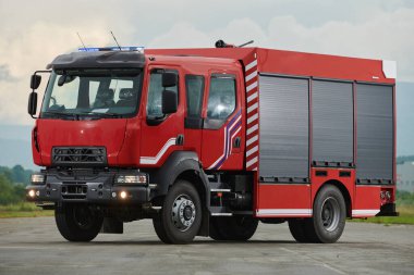 Bu büyüleyici sahnede, gelişmiş kurtarma teknolojisiyle donatılmış gelişmiş bir itfaiye aracı, müdahale etmeye ve hızlı bir şekilde karşılık vermeye hazır olan yetenekli itfaiye ekibiyle birlikte beklemektedir.