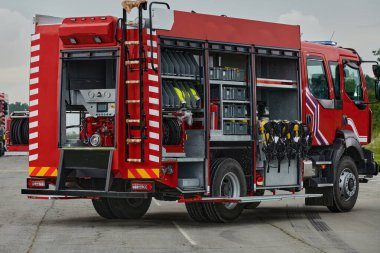 Bu büyüleyici sahnede, gelişmiş kurtarma teknolojisiyle donatılmış gelişmiş bir itfaiye aracı, müdahale etmeye ve hızlı bir şekilde karşılık vermeye hazır olan yetenekli itfaiye ekibiyle birlikte beklemektedir.