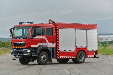 Bu büyüleyici sahnede, gelişmiş kurtarma teknolojisiyle donatılmış gelişmiş bir itfaiye aracı, müdahale etmeye ve hızlı bir şekilde karşılık vermeye hazır olan yetenekli itfaiye ekibiyle birlikte beklemektedir.