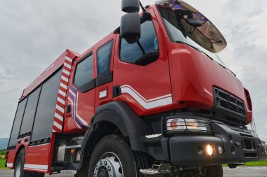 Bu büyüleyici sahnede, gelişmiş kurtarma teknolojisiyle donatılmış gelişmiş bir itfaiye aracı, müdahale etmeye ve hızlı bir şekilde karşılık vermeye hazır olan yetenekli itfaiye ekibiyle birlikte beklemektedir.