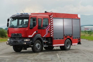 Bu büyüleyici sahnede, gelişmiş kurtarma teknolojisiyle donatılmış gelişmiş bir itfaiye aracı, müdahale etmeye ve hızlı bir şekilde karşılık vermeye hazır olan yetenekli itfaiye ekibiyle birlikte beklemektedir.