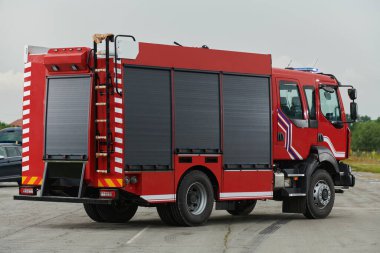 Bu büyüleyici sahnede, gelişmiş kurtarma teknolojisiyle donatılmış gelişmiş bir itfaiye aracı, müdahale etmeye ve hızlı bir şekilde karşılık vermeye hazır olan yetenekli itfaiye ekibiyle birlikte beklemektedir.