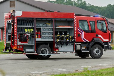 Bu büyüleyici sahnede, gelişmiş kurtarma teknolojisiyle donatılmış gelişmiş bir itfaiye aracı, müdahale etmeye ve hızlı bir şekilde karşılık vermeye hazır olan yetenekli itfaiye ekibiyle birlikte beklemektedir.
