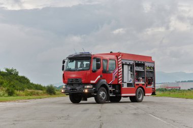 Bu büyüleyici sahnede, gelişmiş kurtarma teknolojisiyle donatılmış gelişmiş bir itfaiye aracı, müdahale etmeye ve hızlı bir şekilde karşılık vermeye hazır olan yetenekli itfaiye ekibiyle birlikte beklemektedir.