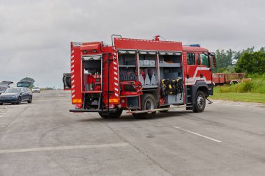 Bu büyüleyici sahnede, gelişmiş kurtarma teknolojisiyle donatılmış gelişmiş bir itfaiye aracı, müdahale etmeye ve hızlı bir şekilde karşılık vermeye hazır olan yetenekli itfaiye ekibiyle birlikte beklemektedir.