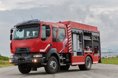 Bu büyüleyici sahnede, gelişmiş kurtarma teknolojisiyle donatılmış gelişmiş bir itfaiye aracı, müdahale etmeye ve hızlı bir şekilde karşılık vermeye hazır olan yetenekli itfaiye ekibiyle birlikte beklemektedir.