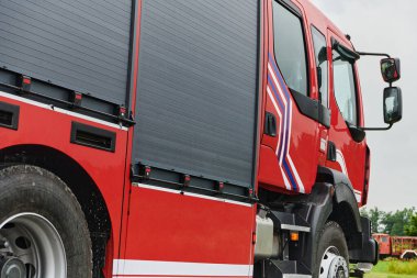 Bu büyüleyici sahnede, gelişmiş kurtarma teknolojisiyle donatılmış gelişmiş bir itfaiye aracı, müdahale etmeye ve hızlı bir şekilde karşılık vermeye hazır olan yetenekli itfaiye ekibiyle birlikte beklemektedir.