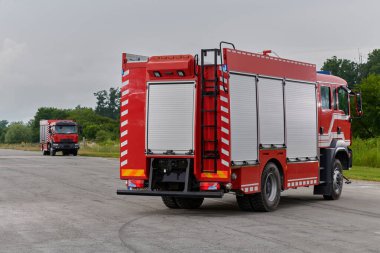 Bu büyüleyici sahnede, gelişmiş kurtarma teknolojisiyle donatılmış gelişmiş bir itfaiye aracı, müdahale etmeye ve hızlı bir şekilde karşılık vermeye hazır olan yetenekli itfaiye ekibiyle birlikte beklemektedir.