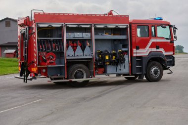 Bu büyüleyici sahnede, gelişmiş kurtarma teknolojisiyle donatılmış gelişmiş bir itfaiye aracı, müdahale etmeye ve hızlı bir şekilde karşılık vermeye hazır olan yetenekli itfaiye ekibiyle birlikte beklemektedir.