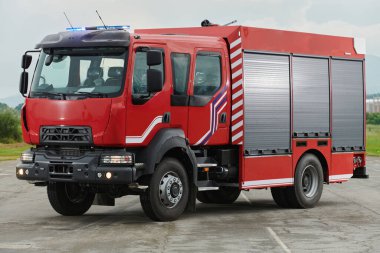 Bu büyüleyici sahnede, gelişmiş kurtarma teknolojisiyle donatılmış gelişmiş bir itfaiye aracı, müdahale etmeye ve hızlı bir şekilde karşılık vermeye hazır olan yetenekli itfaiye ekibiyle birlikte beklemektedir.