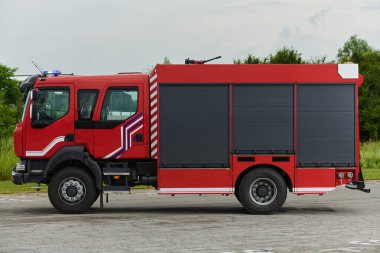 Bu büyüleyici sahnede, gelişmiş kurtarma teknolojisiyle donatılmış gelişmiş bir itfaiye aracı, müdahale etmeye ve hızlı bir şekilde karşılık vermeye hazır olan yetenekli itfaiye ekibiyle birlikte beklemektedir.
