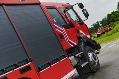 Bu büyüleyici sahnede, gelişmiş kurtarma teknolojisiyle donatılmış gelişmiş bir itfaiye aracı, müdahale etmeye ve hızlı bir şekilde karşılık vermeye hazır olan yetenekli itfaiye ekibiyle birlikte beklemektedir.