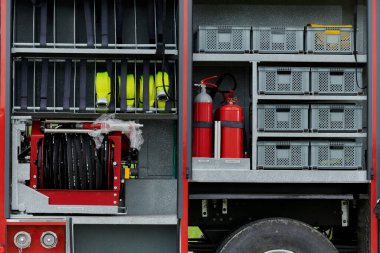 Bu detaylı yakın plan, son model itfaiye araçları içinde titizlikle organize edilmiş yüksek teknolojili bir kurtarma aracı, hayat kurtaran ekipmanlarda hassasiyet ve yenilik sergiliyor,