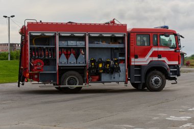 Bu büyüleyici sahnede, gelişmiş kurtarma teknolojisiyle donatılmış gelişmiş bir itfaiye aracı, müdahale etmeye ve hızlı bir şekilde karşılık vermeye hazır olan yetenekli itfaiye ekibiyle birlikte beklemektedir.