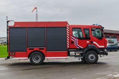 Bu büyüleyici sahnede, gelişmiş kurtarma teknolojisiyle donatılmış gelişmiş bir itfaiye aracı, müdahale etmeye ve hızlı bir şekilde karşılık vermeye hazır olan yetenekli itfaiye ekibiyle birlikte beklemektedir.